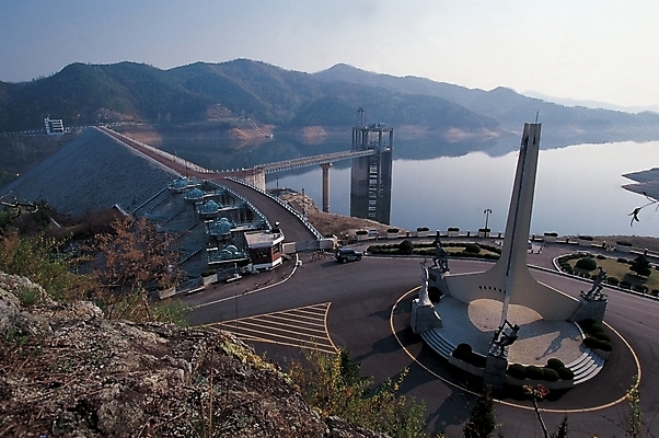 포토 JPG 주간 공공시설 호수 백그라운드 산 풍경 사람없음 야외 경제 강 에너지 댐 현대산업 국내포토 자연요소 산업 시설 파일형식