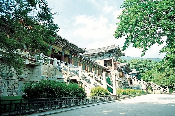 포토 JPG 주간 나무 식물 구름 한국문화 한국전통 전통 시설물 건축 종교 문화 고건축 불교 한국건축 종교건축 하늘 사람없음 야외 동양건축 세계문화유산 문화재 경주 사찰 불국사 국내포토 자연요소 동양문화 건축물 한국 경상북도 랜드마크 파일형식 동양