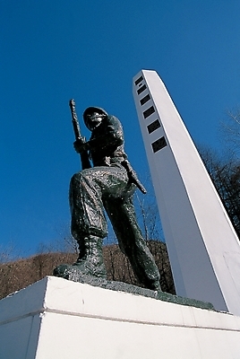 포토 JPG 주간 문화 로우앵글 조각 고건축 하늘 한국 미술 사람없음 야외 동상 조각상 군인 기념상 기념비 작품 조각_조소 국내포토 자연요소 직업 건축물 아시아 뷰포인트 문화예술 조형물 기념물 국군 조소 파일형식