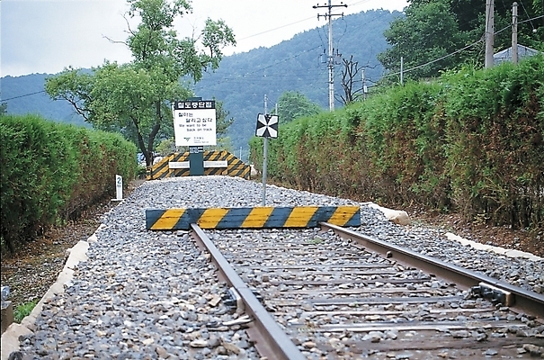 포토 JPG 주간 나무 식물 시설물 현대건축 건축 길 교통시설 산 풍경 사람없음 야외 기찻길 돌_바위 조약돌 끊어짐 철도의날 국내포토 자연요소 건축물 교통 모션 시설 파일형식 법정기념일