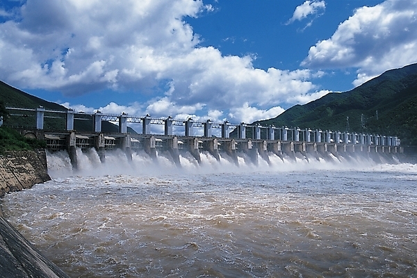 포토 JPG 주간 구름 시설물 공공시설 현대건축 건축 하늘 산 풍경 사람없음 야외 강 에너지 저수지 발전 댐 수력 수력발전소 국내포토 자연요소 건축물 컨셉 시설 파일형식