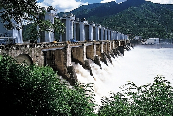 포토 JPG 주간 나무 식물 시설물 공공시설 현대건축 건축 산업 잎 산 풍경 사람없음 야외 강 에너지 저수지 댐 수력 수력발전소 국내포토 자연요소 건축물 시설 파일형식