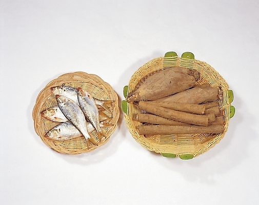 포토 JPG 식재료 뿌리채소 어류 사람없음 해산물 흰배경 담기 생선요리 고구마 대나무소쿠리 국내포토 음식 백그라운드 채소 모션 수중동물 흰색 파일형식