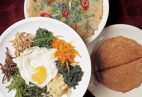 포토 JPG 한국문화 한국전통 그릇 접시 한식 음식 디저트 사람없음 계란프라이 전 나물 부침개 무침 빈대떡 나물무침 파전 국내포토 동양문화 전통 식기 채소 떡 한국 계란요리 파일형식