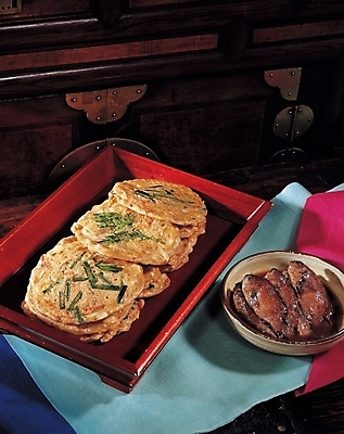 포토 JPG 한국문화 한국전통 그릇 접시 한식 음식 디저트 사람없음 전 부침개 빈대떡 파전 국내포토 동양문화 전통 식기 떡 한국 파일형식