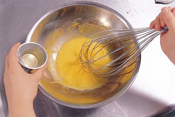 포토 JPG 손 음식 신체 식재료 요리 신체부위 계란 반죽 요리중 핸드믹서 국내포토 모션 사람 알 믹서 파일형식