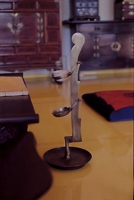 포토 JPG 한국문화 한국전통 전통 가구 생활용품 유물 바닥 전통소품 실내 방석 사람없음 책 고서 받침대 오브젝트 촛대 안방 국내포토 동양문화 한국 내부 파일형식