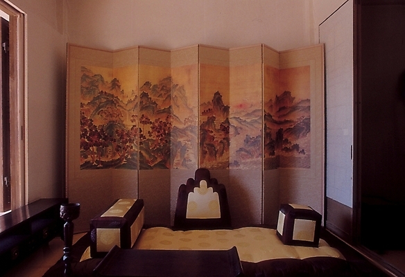 포토 JPG 한국문화 한국전통 전통 생활용품 한옥 실내 사람없음 장식 이불 오브젝트 병풍 안방 온돌 국내포토 동양문화 고건축 침구 한국 내부 난방 파일형식