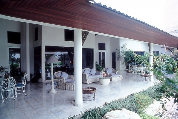 포토 JPG 주간 나무 식물 시설물 건축 잎 의자 주택 사람없음 야외 건물 정원 발코니 별장 현관문 전원주택 국내포토 자연요소 건축물 가구 문 파일형식