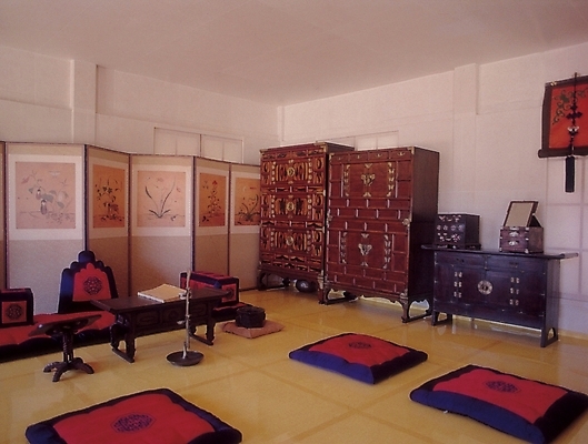 포토 JPG 한국문화 한국전통 전통 교육 가구 생활용품 학교 탁자 한옥 실내 방석 사람없음 서랍장 병풍 서당 국내포토 동양문화 고건축 한국 내부 오브젝트 파일형식