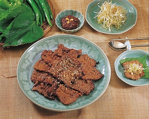 포토 JPG 한국문화 한국전통 그릇 접시 한식 음식 채소 젓가락 고추 육류 사람없음 숟가락 소고기 양념 상추 구이 깻잎 산적 고기구이 국내포토 동양문화 전통 식기 식재료 한국 수저 파일형식