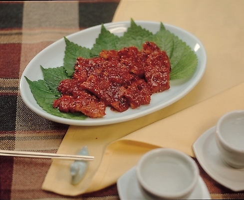 포토 JPG 한국문화 한국전통 그릇 접시 한식 음식 술잔 젓가락 육류 사람없음 구이 안주 깻잎 양념고기 양념구이 국내포토 동양문화 전통 식기 채소 식재료 잔 한국 수저 파일형식