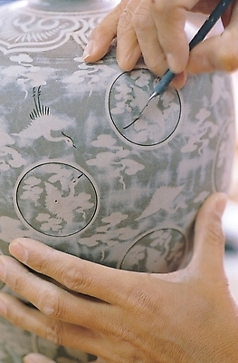 포토 JPG 손 조각 신체부위 도자기 도자기공예 조각가 조각_조소 국내포토 사람 공예 조소 파일형식