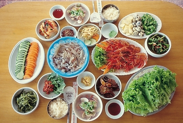 포토 JPG 한국문화 한국전통 한식 음식 채소 젓가락 밥 오이 수저 마늘 요리 사람없음 숟가락 식사 당근 회 쌀 상추 상차림 안주 국 나물 쌈장 밥그릇 한정식 메추리알 쌈밥 조개국 국내포토 동양문화 전통 그릇 식기 곡류 뿌리채소 한국 알 양념 정식 국물 파일형식