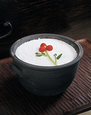 포토 JPG 한국문화 한국전통 웰빙 한식 재료 딸기 디저트 곡류 떡 사람없음 장식 항아리 시루 시루떡 쌀가루 국내포토 동양문화 전통 음식 과일 한국 도자기 가루 파일형식