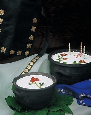 포토 JPG 식물 한국문화 한국전통 웰빙 꽃잎 꽃 한식 초 딸기 디저트 떡 사람없음 떡케이크 시루 시루떡 쌀가루 국내포토 동양문화 전통 음식 과일 한국 케이크 가루 파일형식