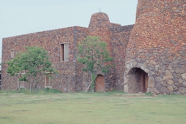포토 JPG 주간 나무 식물 시설물 건축물 현대건축 건축 창문 자연 주택 한국 풍경 잔디 사람없음 야외 건물 제주도 박물관 문화시설 돌집 초콜릿박물관 국내포토 자연요소 아시아 시설 생태계 파일형식