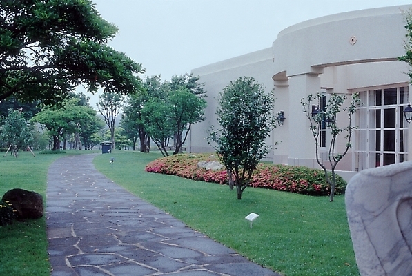 포토 JPG 주간 나무 식물 시설물 건축 길 주택 풍경 잔디 사람없음 야외 정원 별장 전원주택 국내포토 자연요소 건축물 건물 파일형식