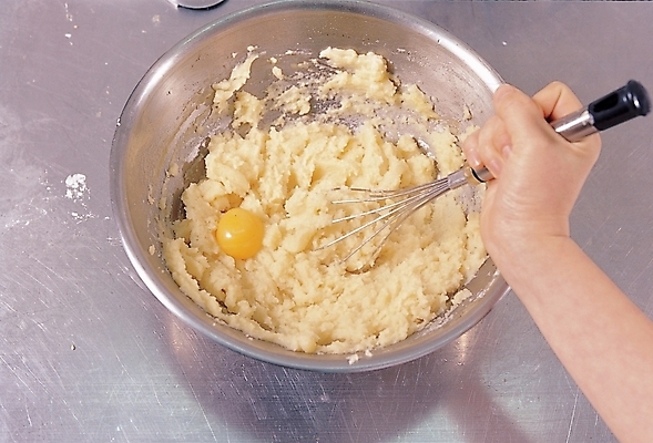 포토 JPG 손 음식 식재료 요리 신체부위 계란 반죽 밀가루 요리중 핸드믹서 국내포토 모션 사람 알 가루 믹서 파일형식