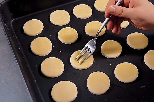 포토 JPG 손 음식 생활용품 포크 식재료 주방용품 요리 들기 신체부위 반죽 밀가루 제빵 요리중 제빵기구 제과기구 국내포토 식기 모션 사람 제과제빵 기구 가루 오브젝트 파일형식