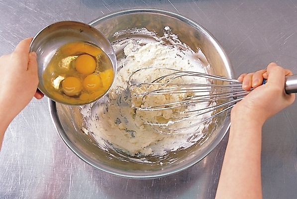 포토 JPG 그릇 접시 손 음식 식재료 요리 신체부위 계란 반죽 밀가루 요리중 핸드믹서 국내포토 식기 모션 사람 알 가루 믹서 파일형식