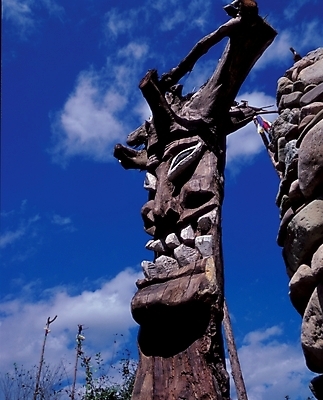 포토 JPG 주간 구름 전통 종교 조각 종교용품 하늘 사람없음 야외 무속 무속신앙용품 민속 장승 천하대장군 조각_조소 국내포토 자연요소 조소 파일형식