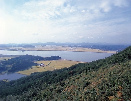 포토 JPG 주간 구름 백그라운드 자연 하늘 산 풍경 사람없음 야외 빛 강 강줄기 논밭 국내포토 자연요소 밭 논 생태계 파일형식