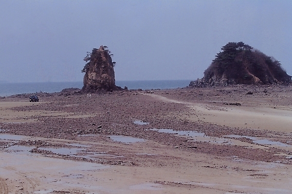 포토 JPG 주간 모래 바다 섬 백그라운드 자연 하늘 풍경 해변 사람없음 야외 돌_바위 바위 썰물 갯벌 국내포토 자연요소 생태계 파일형식