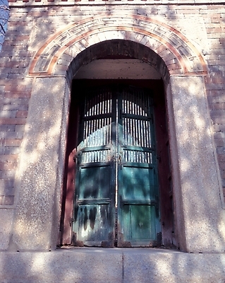 포토 JPG 주간 시설물 건축물 현대건축 건축 출입구 풍경 사람없음 야외 문 건축부분 대문 철문 문짝 국내포토 자연요소 파일형식