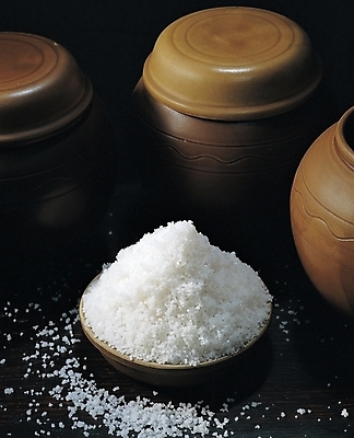 포토 JPG 음식 식재료 사람없음 항아리 조미료 소금 짠맛 국내포토 도자기 맛 향미료 파일형식