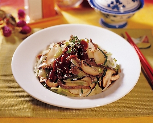 포토 JPG 한국문화 한국전통 그릇 접시 한식 음식 채소 젓가락 반찬 육류 요리 사람없음 안주 고기무침 국내포토 동양문화 전통 식기 식재료 한국 수저 파일형식