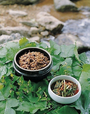 포토 JPG 주간 식물 한국문화 한국전통 그릇 웰빙 한식 음식 잎 밥 요리 사람없음 야외 식사 돌솥 보리밥 콩보리밥 국내포토 자연요소 동양문화 전통 식기 한국 파일형식