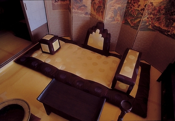 포토 JPG 한국문화 한국전통 전통 전통문화 한옥 사람없음 이불 밥상 병풍 안방 온돌 국내포토 동양문화 문화 고건축 침구 탁자 한국 난방 파일형식