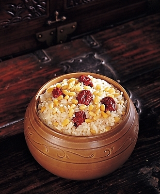 포토 JPG 한국문화 한국전통 웰빙 한식 음식 밥 곡류 요리 사람없음 쌀 항아리 대추 잣 영양밥 국내포토 동양문화 전통 한국 견과류 도자기 파일형식