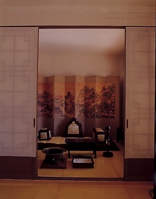 포토 JPG 전통 전통문화 한옥 실내 사람없음 방 밥상 병풍 안방 국내포토 한국전통 문화 고건축 탁자 내부 파일형식