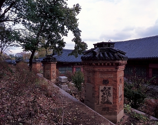 포토 JPG 주간 한국문화 한국전통 전통 시설물 건축 전통문화 고건축 한국건축 한옥 굴뚝 기와집 사람없음 야외 건물 동양건축 궁전 문화재 기둥 경복궁 교태전 아미산 국내포토 자연요소 동양문화 건축물 문화 산 한국 중국 파일형식 동양