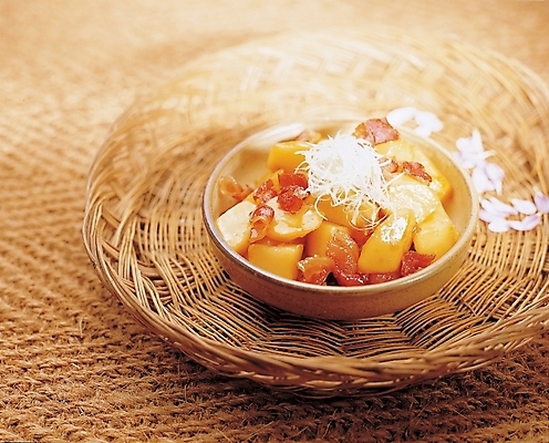 포토 JPG 그릇 접시 꽃잎 한식 반찬 요리 사람없음 소쿠리 감자조림 국내포토 식기 꽃 음식 바구니 조림 파일형식