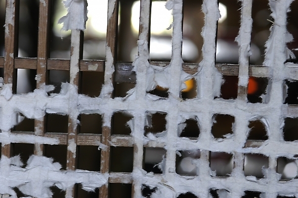 포토 JPG 주간 건축 백그라운드 창문 근접촬영 사람없음 야외 빛 건축부분 창틀 찢어짐 창호지 국내포토 자연요소 종이 뷰포인트 모션 파일형식