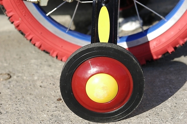 포토 JPG 주간 육상교통 교통 부분 근접촬영 사람없음 야외 자전거 바퀴 뒷바퀴 보조바퀴 국내포토 자연요소 교통수단 뷰포인트 바이크 파일형식