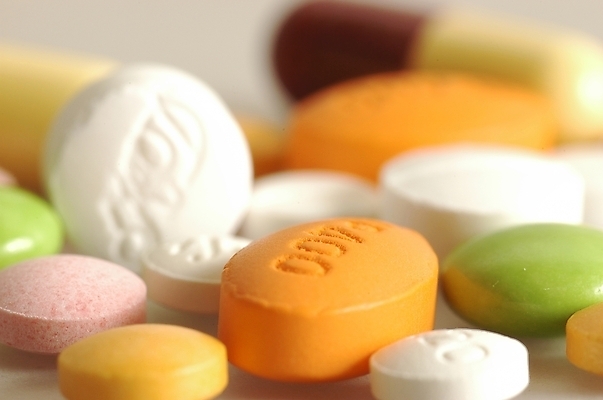 포토 JPG 스튜디오촬영 의학 실내 건강 병원 근접촬영 사람없음 아웃포커스 치료 하이앵글 컬러풀 알약 약 건강관리 여러개 원형 약국 먹는약 처방 비타민 타원형 조제 국내포토 도형 뷰포인트 컬러 다수 촬영기법 관리 내부 만들기 영양소 파일형식