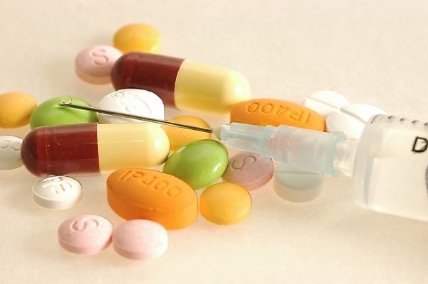 포토 JPG 스튜디오촬영 의학 의료기기 실내 건강 병원 주사기 근접촬영 사람없음 치료 하이앵글 컬러풀 알약 약 건강관리 여러개 의료용품 원형 약국 먹는약 처방 비타민 타원형 조제 국내포토 도형 뷰포인트 컬러 다수 관리 내부 만들기 영양소 파일형식