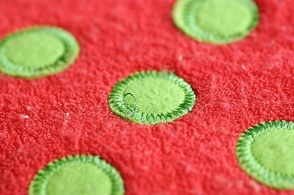 포토 JPG 스튜디오촬영 생활용품 백그라운드 놀이 실내 근접촬영 사람없음 빨간색 초록색 하이앵글 장난감 놀이용품 오브젝트 주사위 교구 교육용품 자수 주사위놀이 부직포 국내포토 교육 뷰포인트 컬러 내부 파일형식