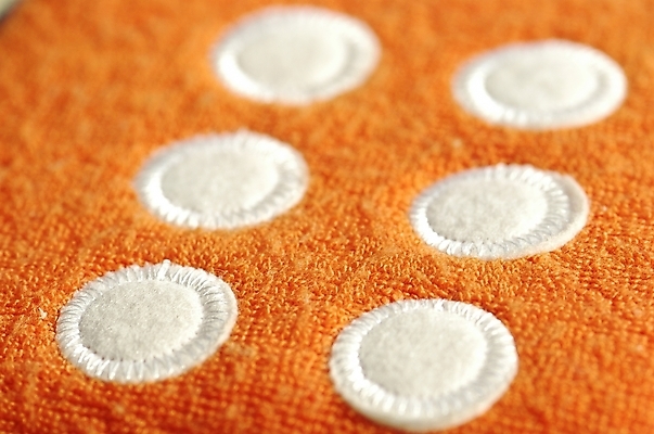 포토 JPG 스튜디오촬영 생활용품 백그라운드 놀이 실내 근접촬영 사람없음 하이앵글 장난감 놀이용품 주황색 흰색 오브젝트 주사위 교구 교육용품 자수 주사위놀이 부직포 국내포토 교육 뷰포인트 컬러 내부 파일형식