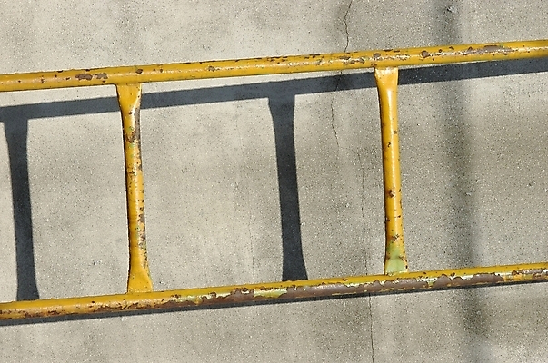 포토 JPG 주간 생활용품 백그라운드 사다리 공사 그림자 근접촬영 사람없음 야외 노란색 부식 철물 국내포토 자연요소 뷰포인트 컬러 건설업 도구 오브젝트 파일형식