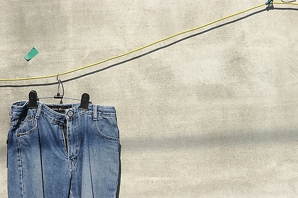 포토 JPG 주간 옷 벽 생활용품 바지 하의 근접촬영 사람없음 야외 햇빛 청바지 건축부분 빨래 빨랫줄 진 빨래널기 국내포토 자연요소 건축 줄 뷰포인트 가사 태양 오브젝트 파일형식