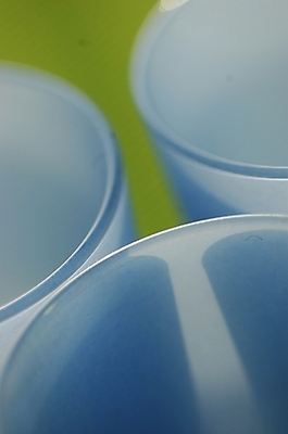 포토 JPG 스튜디오촬영 식기 생활용품 하늘색 주방용품 실내 근접촬영 사람없음 컵 하이앵글 세개 플라스틱컵 국내포토 뷰포인트 3 내부 파란색 플라스틱 오브젝트 파일형식