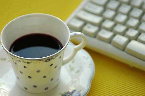 포토 JPG 스튜디오촬영 식기 여유 커피 음료 음식 꽃무늬 주방용품 잔 한잔 실내 근접촬영 사람없음 아웃포커스 컵 하이앵글 컴퓨터용품 키보드 커피잔 찻잔 원두커피 블랙커피 국내포토 1 꽃 감정 뷰포인트 생활용품 무늬 촬영기법 내부 오브젝트 파일형식