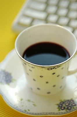 포토 JPG 스튜디오촬영 식기 여유 커피 음료 음식 꽃무늬 주방용품 디저트 잔 한잔 실내 근접촬영 사람없음 아웃포커스 컵 컴퓨터 하이앵글 컴퓨터용품 사무용품 키보드 커피잔 찻잔 원두커피 블랙커피 국내포토 1 꽃 감정 뷰포인트 생활용품 무늬 문구용품 촬영기법 내부 전자제품 오브젝트 파일형식