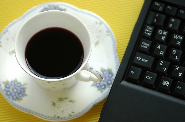 포토 JPG 스튜디오촬영 식기 여유 커피 음료 음식 꽃무늬 주방용품 디저트 잔 한잔 실내 근접촬영 사람없음 컵 노트북 컴퓨터 하이앵글 컴퓨터용품 키보드 커피잔 찻잔 원두커피 무선인터넷 블랙커피 국내포토 1 꽃 감정 뷰포인트 생활용품 무늬 인터넷 내부 전자제품 오브젝트 파일형식