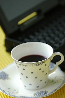 포토 JPG 스튜디오촬영 식기 여유 커피 음료 음식 꽃무늬 주방용품 디저트 잔 한잔 실내 근접촬영 사람없음 아웃포커스 컵 노트북 전자제품 하이앵글 사무용품 커피잔 찻잔 원두커피 블랙커피 국내포토 1 꽃 감정 뷰포인트 생활용품 무늬 문구용품 촬영기법 내부 파일형식